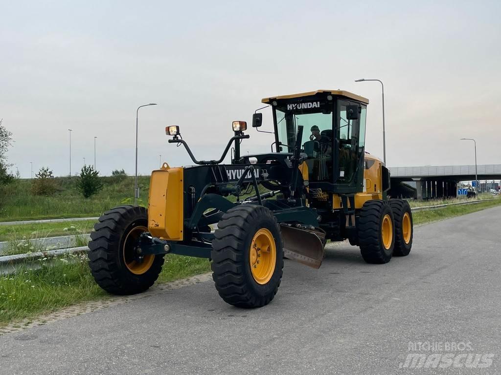 Hyundai HG130 Motor Graders