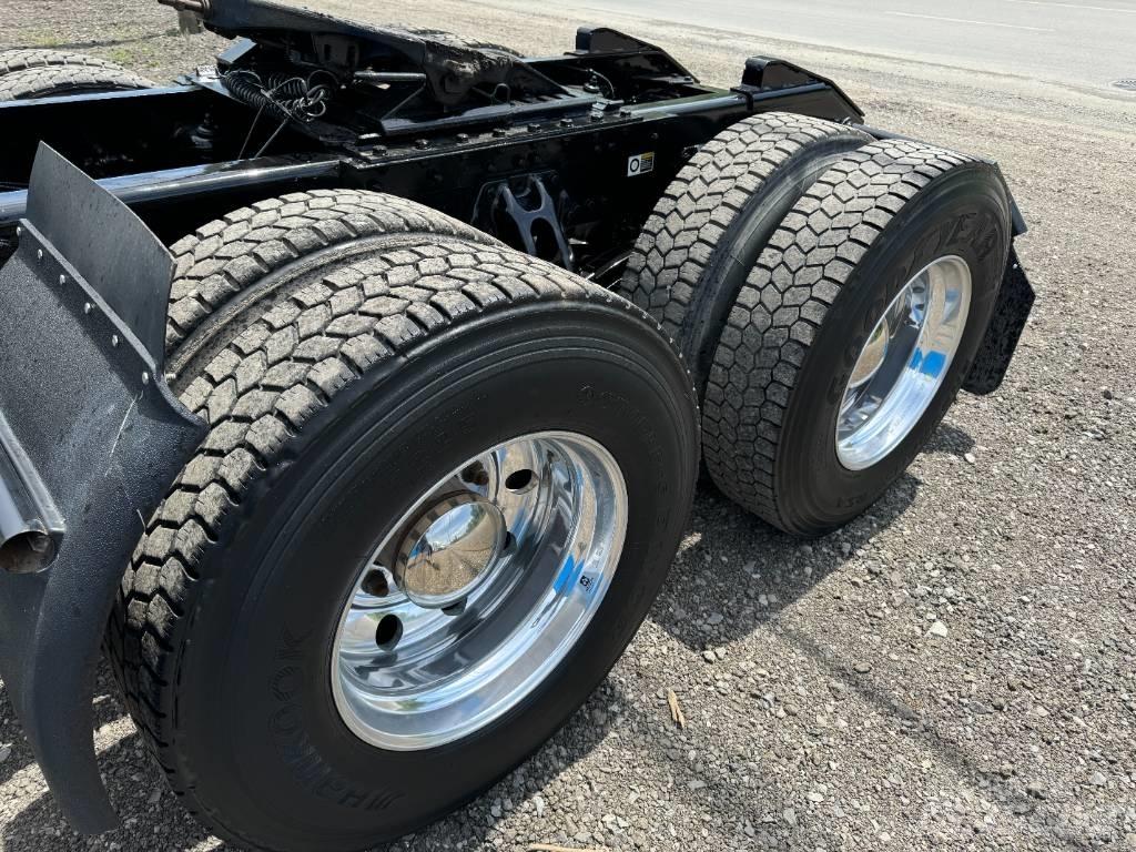 Kenworth T 680 Conventional Trucks / Tractor Trucks