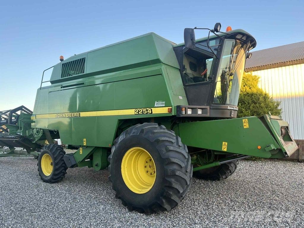 John Deere 2254 Combine Harvesters