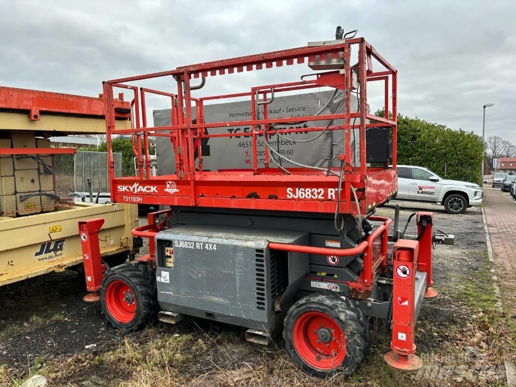 SkyJack SJ 6832 RT Scissor Lifts
