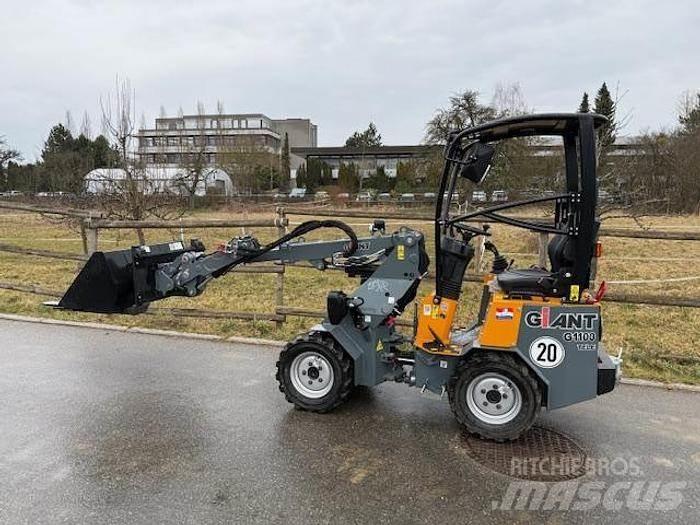 GiANT G1100 Wheel Loaders