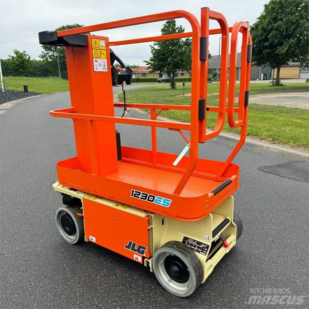 JLG 1230 ES Vertical mast lifts