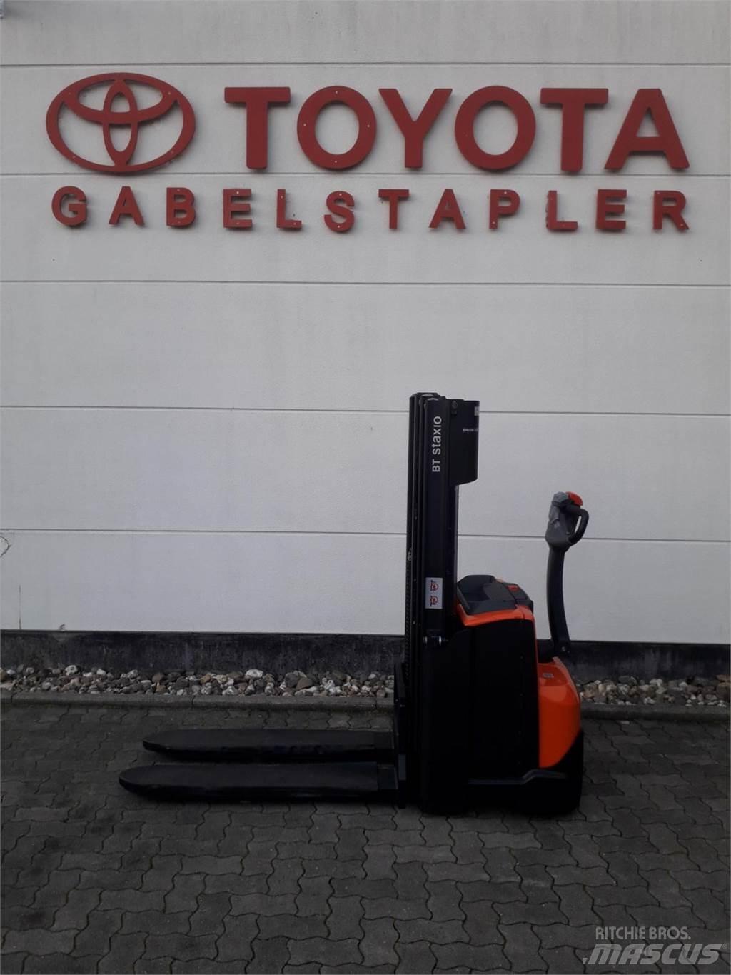 Toyota SWE120 Pedestrian stacker