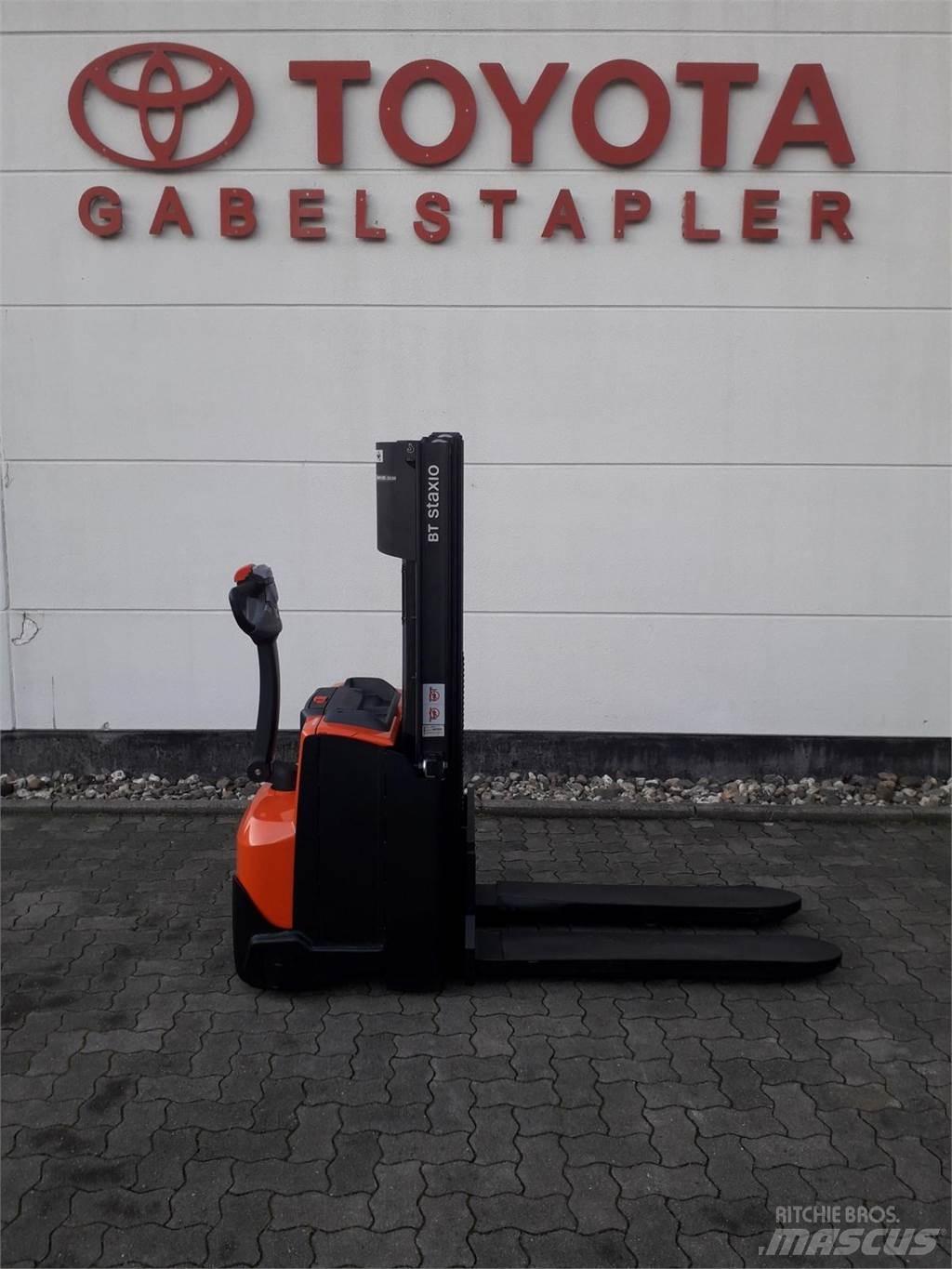 Toyota SWE120 Pedestrian stacker