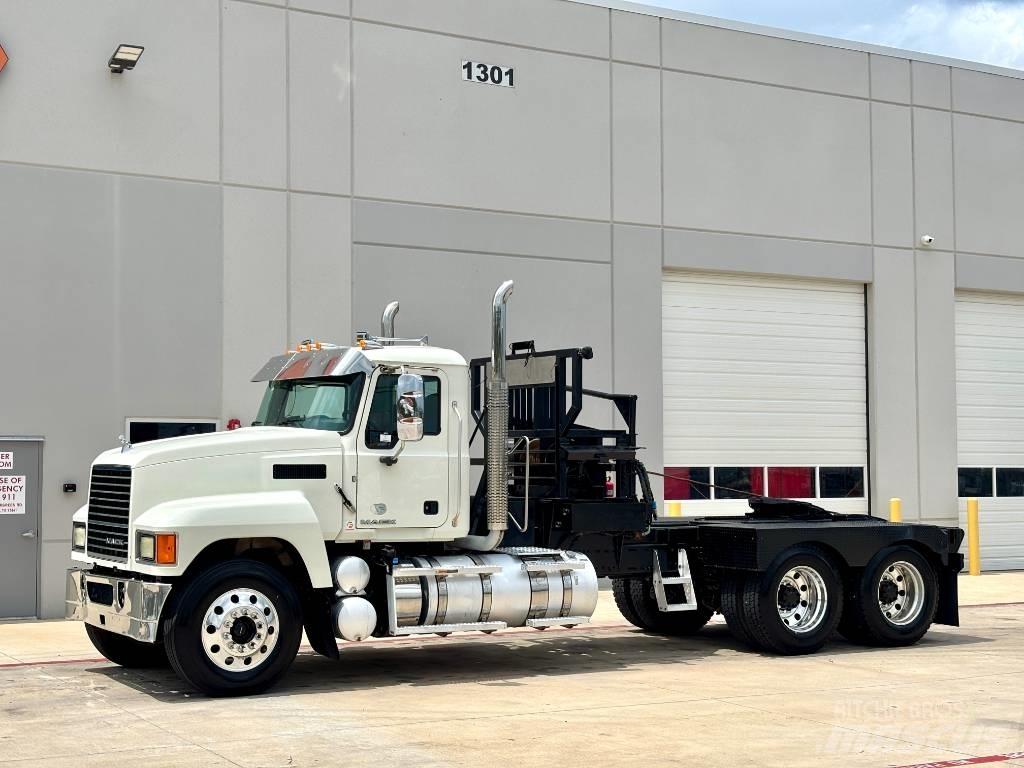 Mack CHU 613 Tow Trucks / Wreckers