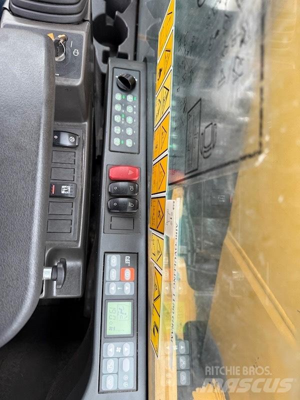 CAT MH 3022 Waste / Industry Handlers