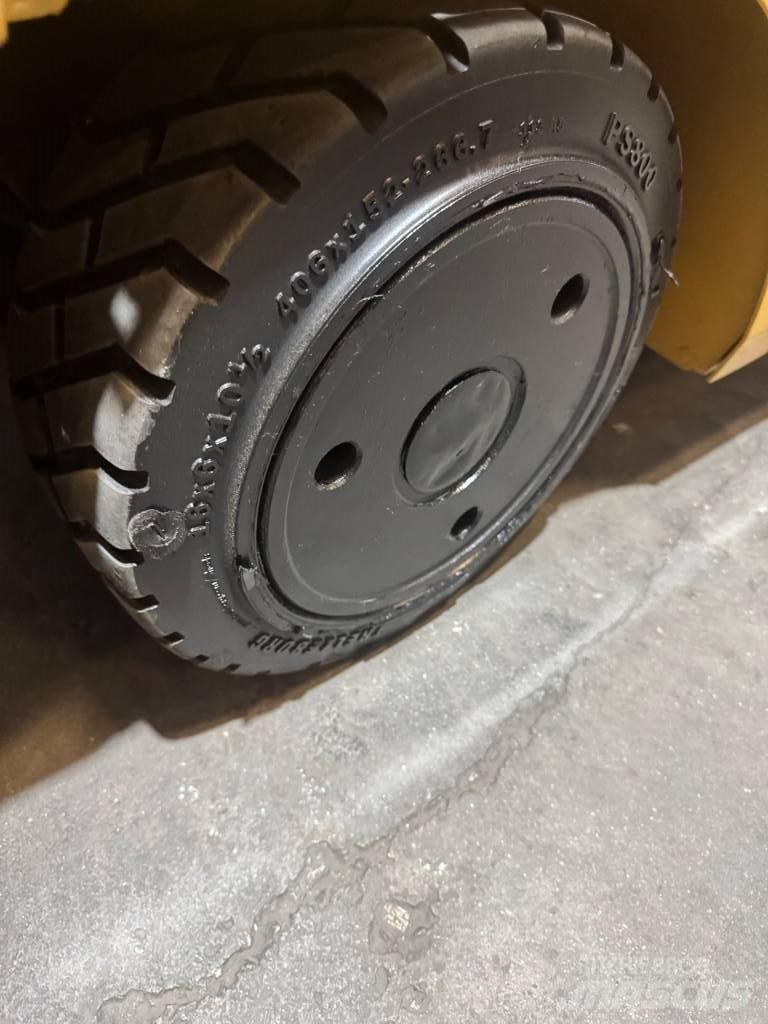 CAT EC30N2 Electric Forklifts