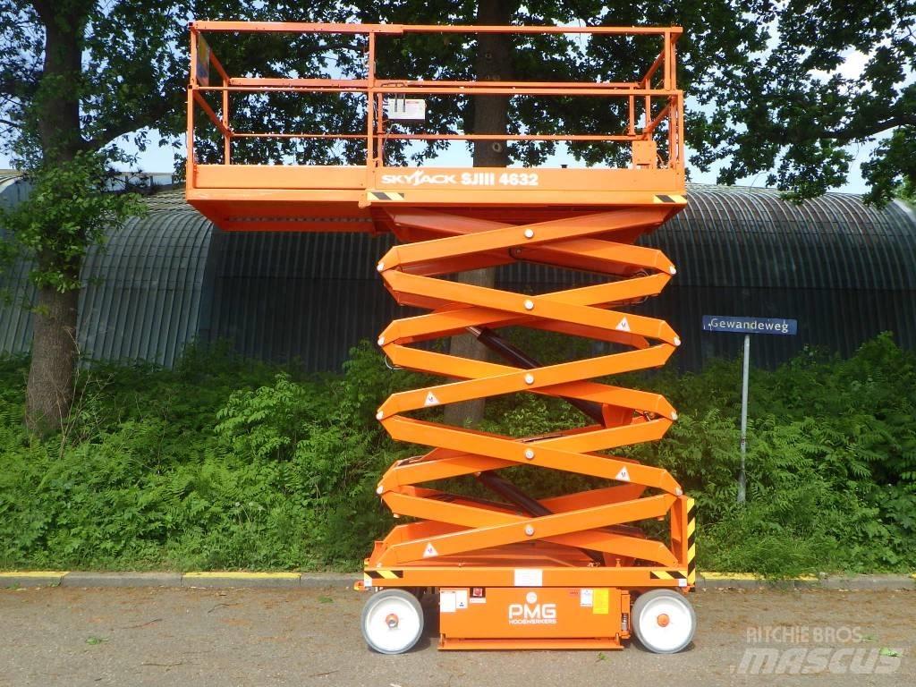SkyJack SJ4632 Scissor Lifts