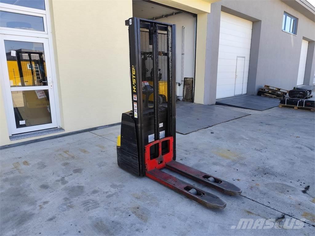 Hyster S1.0E Self Propelled Stackers