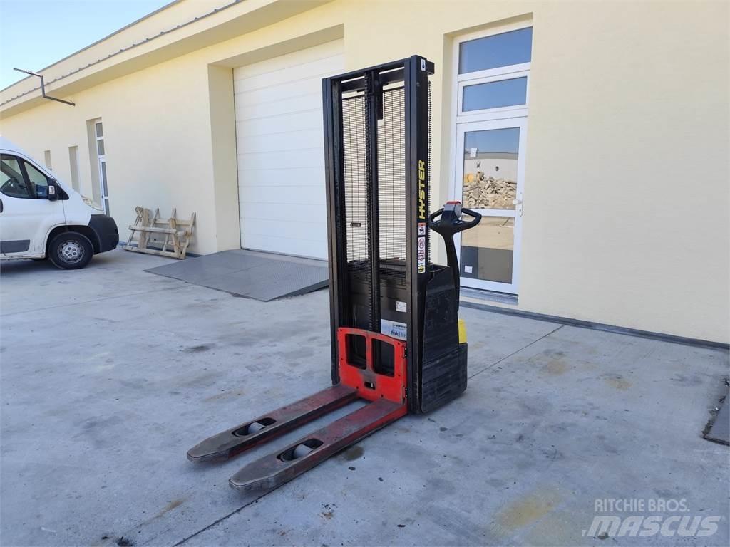 Hyster S1.0E Pedestrian stacker