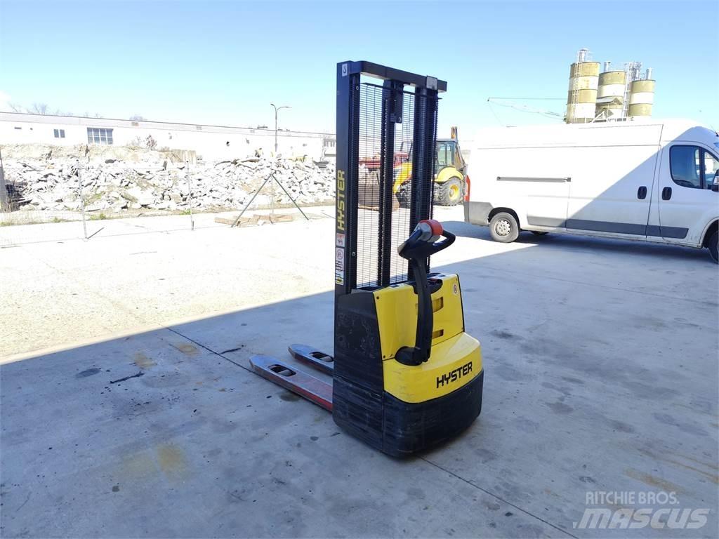 Hyster S1.0E Pedestrian stacker