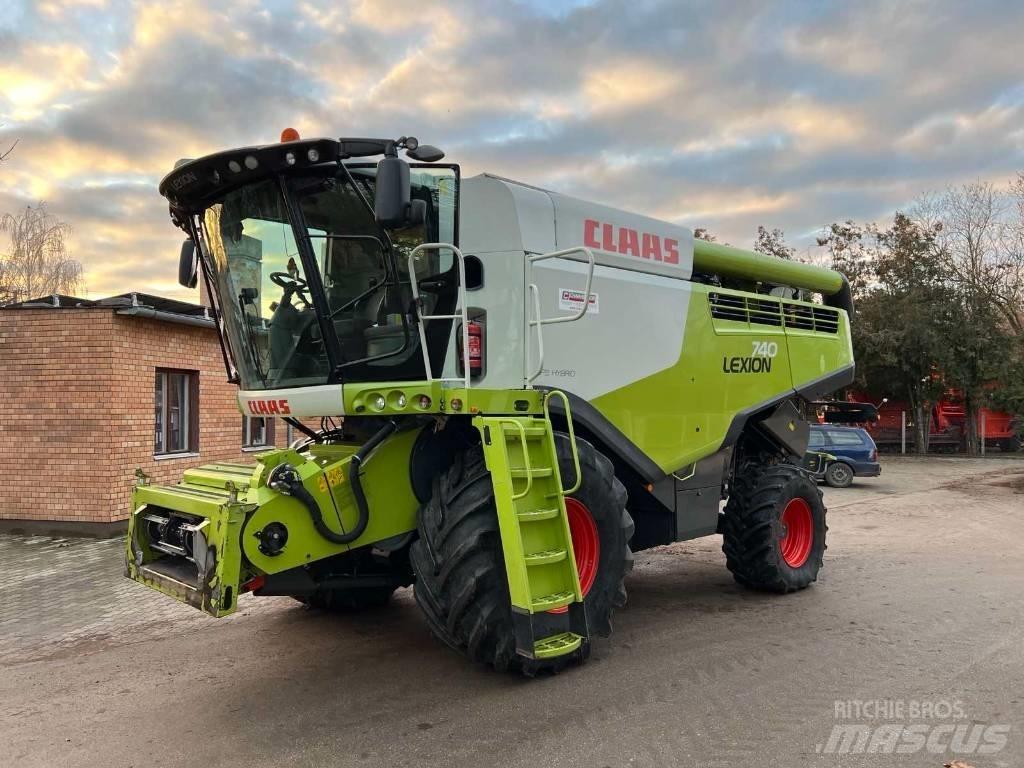 CLAAS 740 Combine Harvesters