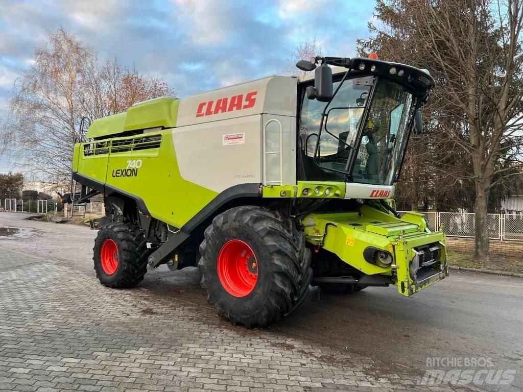 CLAAS 740 Combine Harvesters
