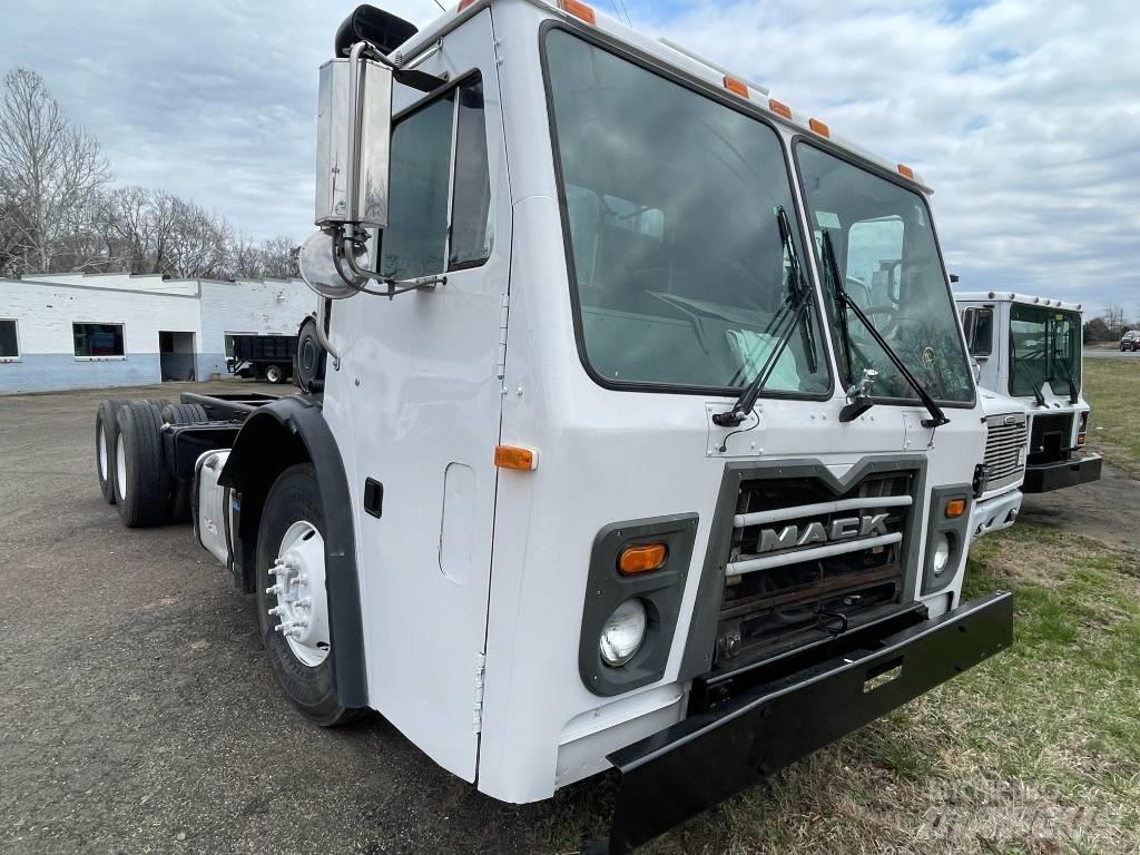 Mack LEU613 Cab & Chassis Trucks