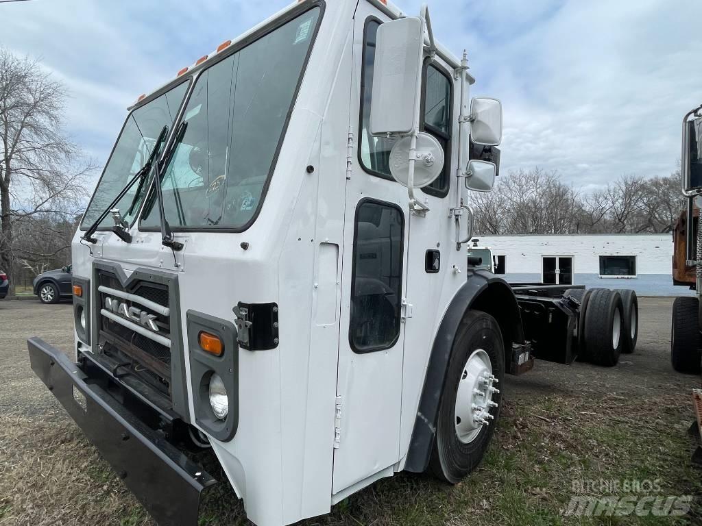 Mack LEU613 Cab & Chassis Trucks