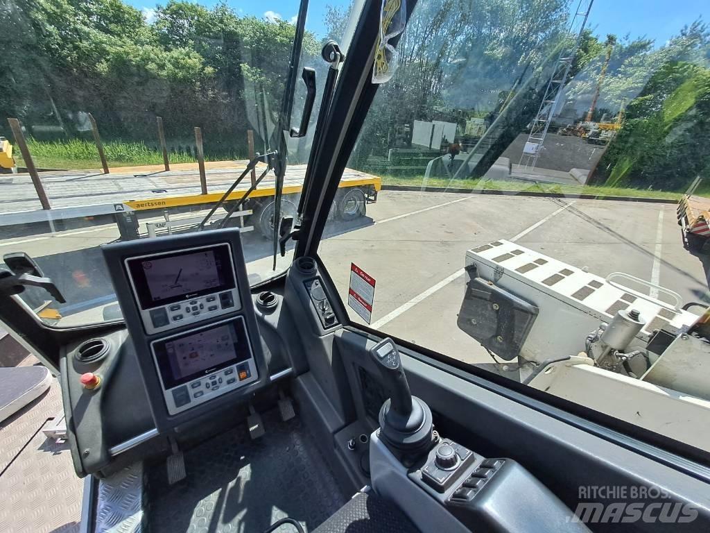 Grove GMK3060 Mobile and all terrain cranes