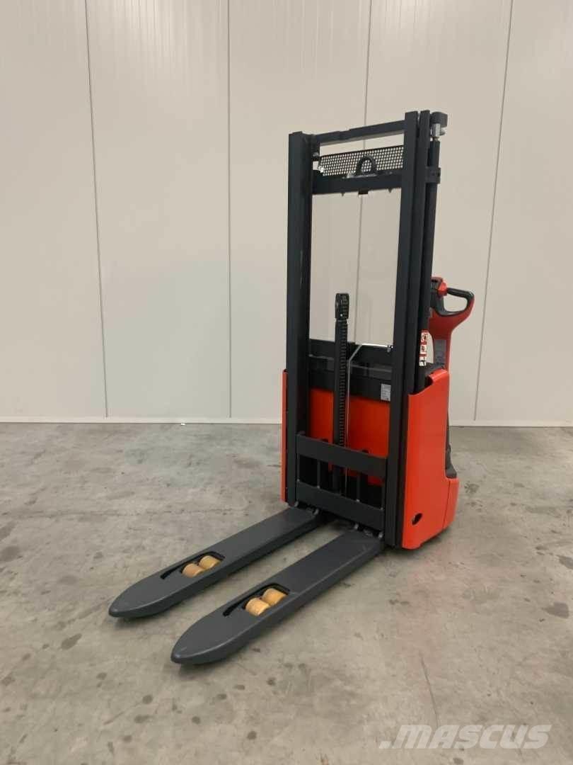 Linde L10 Self Propelled Stackers