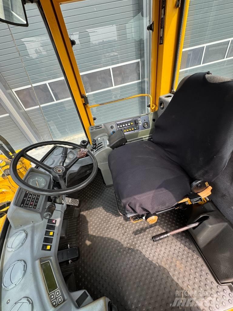 Volvo L90B Wheel Loaders