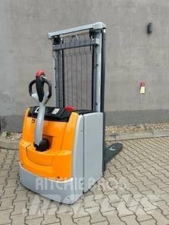 Still EXV 16 Pedestrian stacker