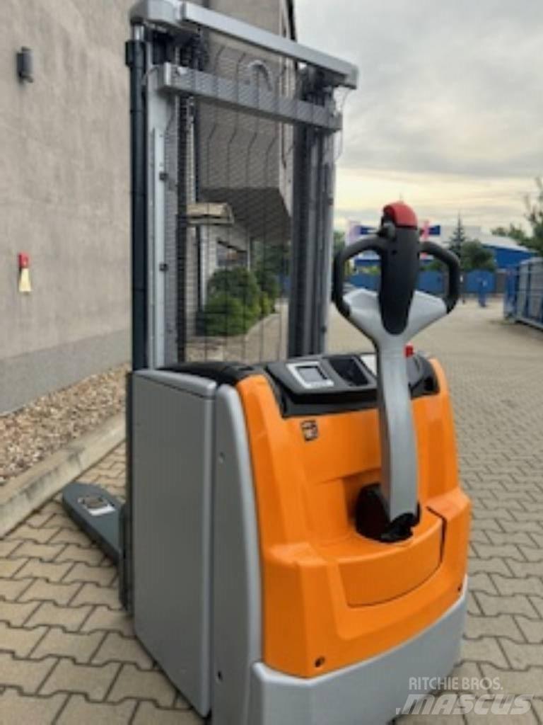 Still EXV 16 Pedestrian stacker