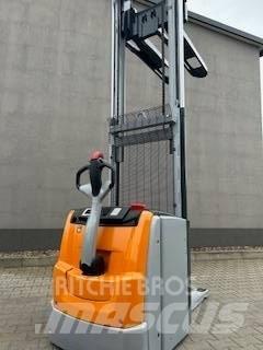Still EXV 16 Pedestrian stacker