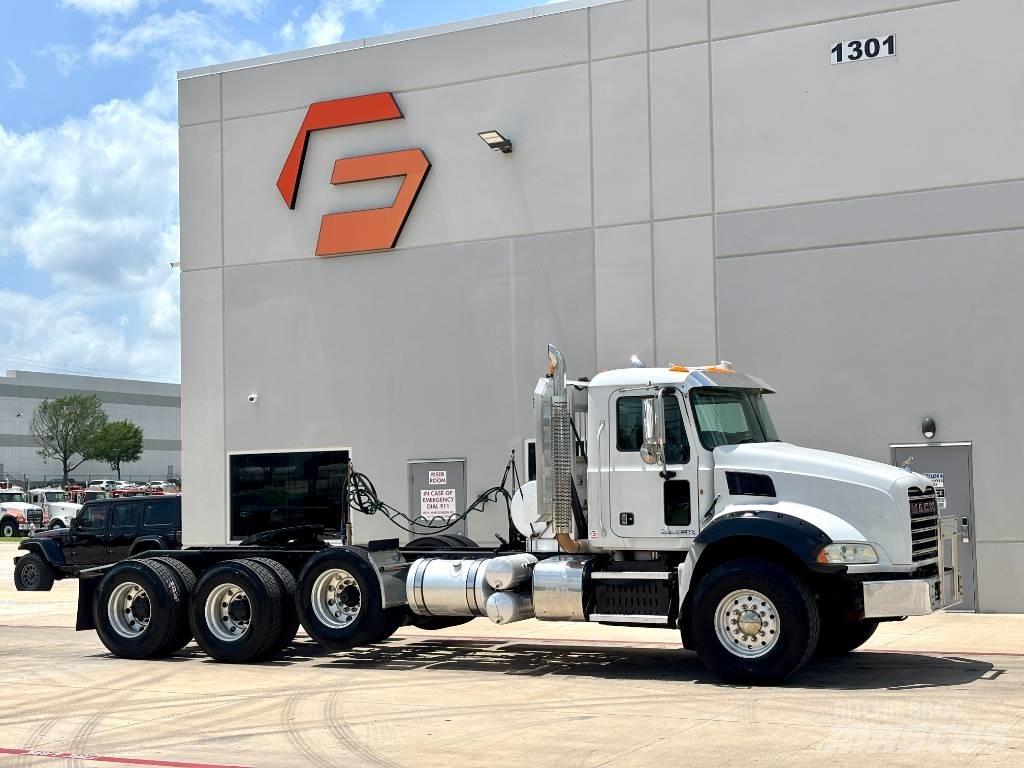 Mack Granite GU 813 Conventional Trucks / Tractor Trucks