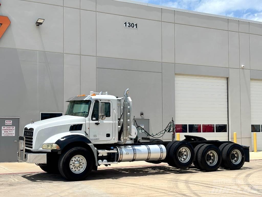 Mack Granite GU 813 Conventional Trucks / Tractor Trucks