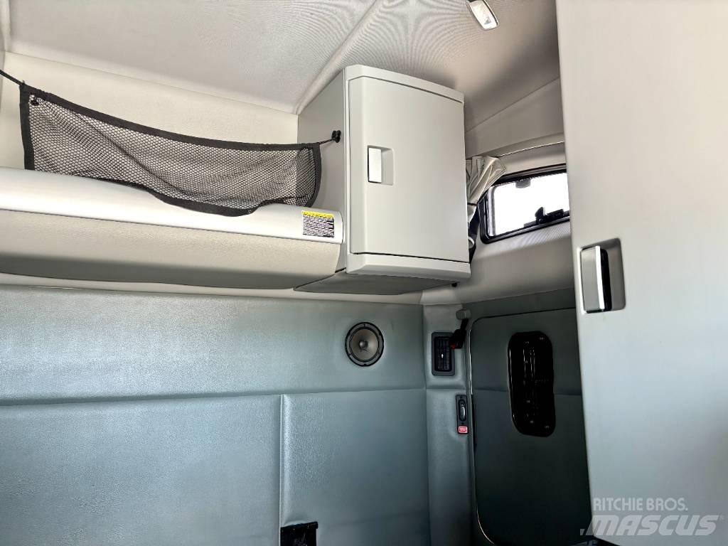 Kenworth T 880 Conventional Trucks / Tractor Trucks
