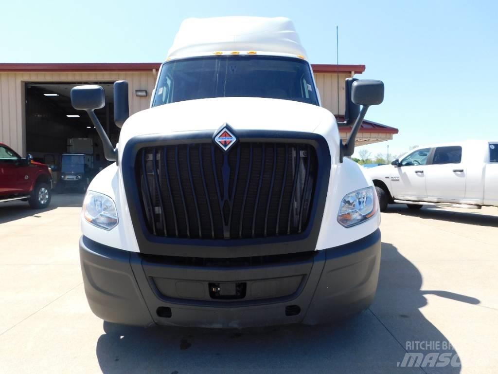 International LT 625 Conventional Trucks / Tractor Trucks