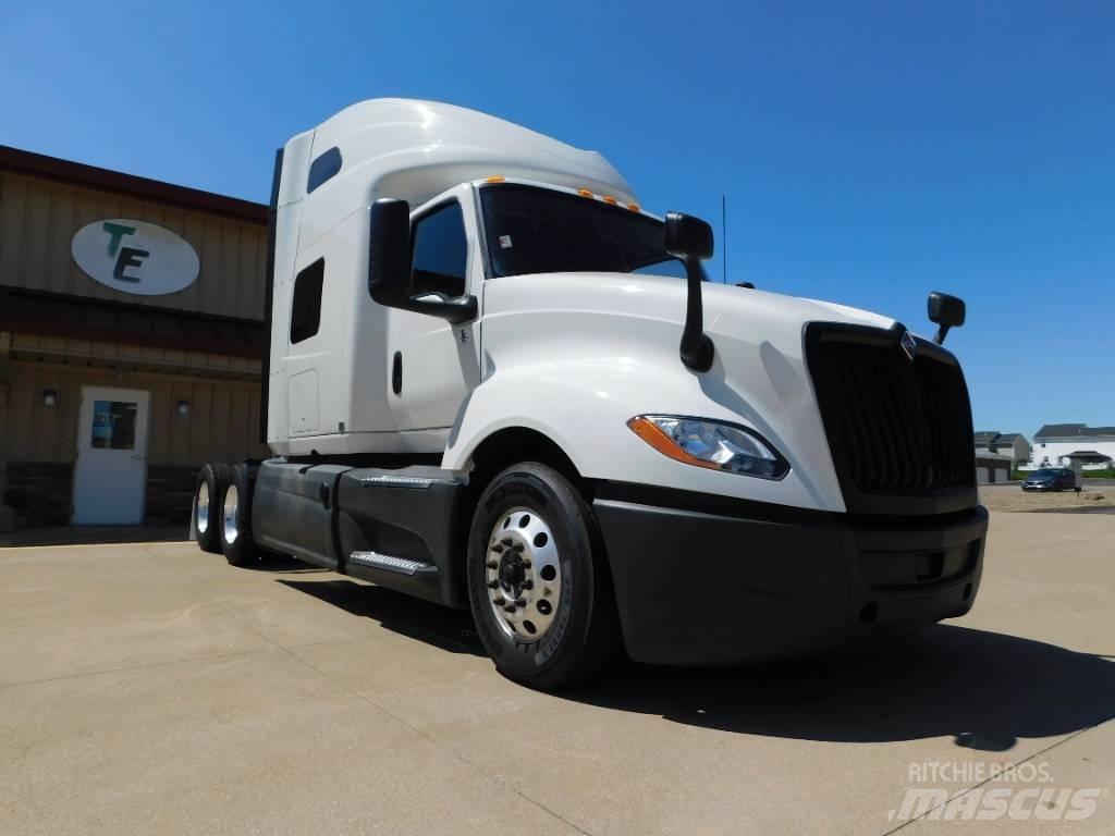 International LT 625 Conventional Trucks / Tractor Trucks