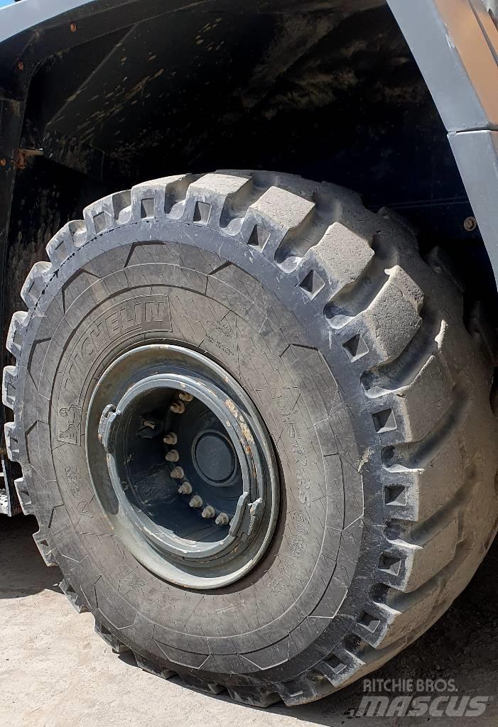 Liebherr L 586 Wheel Loaders