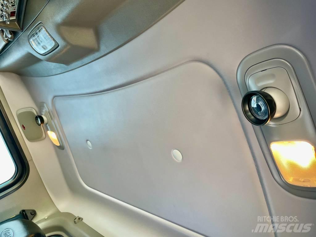Peterbilt 389 Conventional Trucks / Tractor Trucks