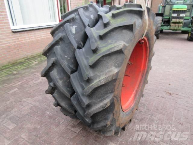 Taurus 16.9/34 Tires, wheels and rims