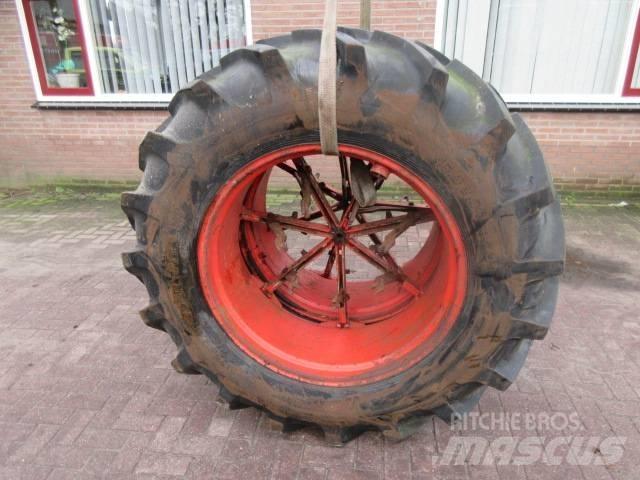 Taurus 16.9/34 Tires, wheels and rims