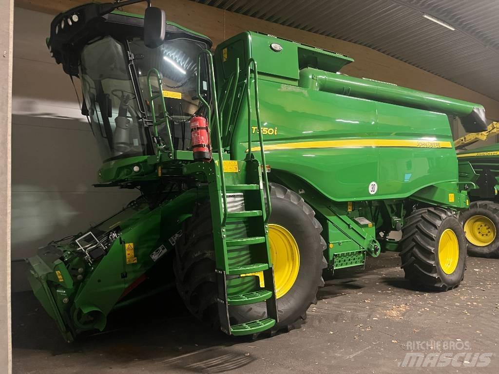 John Deere T550i Combine Harvesters