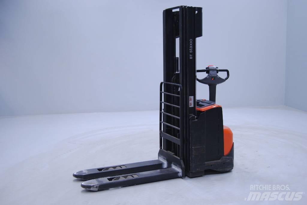 Toyota SWE140 Pedestrian stacker
