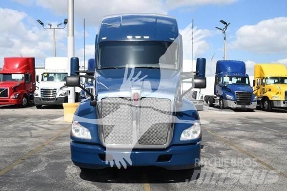 Kenworth T680 Conventional Trucks / Tractor Trucks