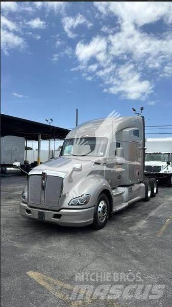 Kenworth T680 Conventional Trucks / Tractor Trucks