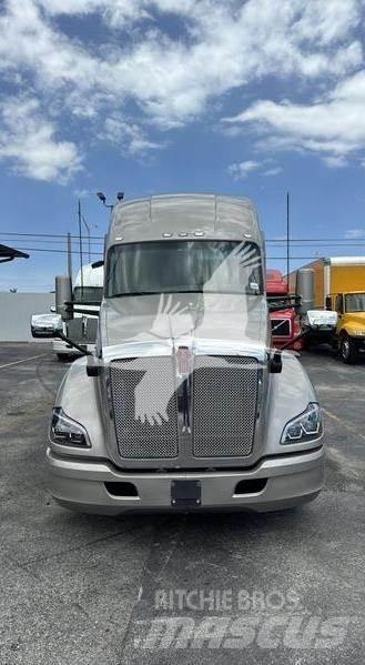 Kenworth T680 Conventional Trucks / Tractor Trucks