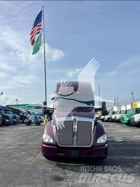 Kenworth T680 Conventional Trucks / Tractor Trucks