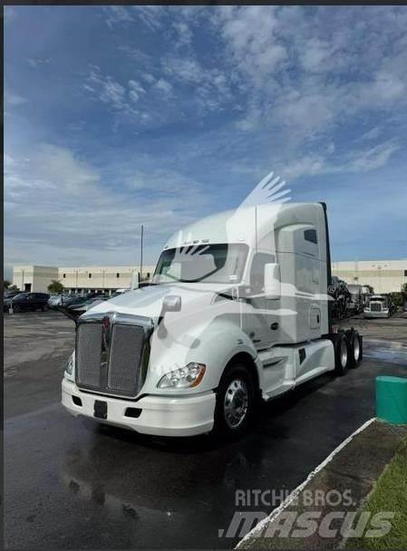 Kenworth T680 Conventional Trucks / Tractor Trucks