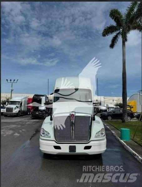 Kenworth T680 Conventional Trucks / Tractor Trucks
