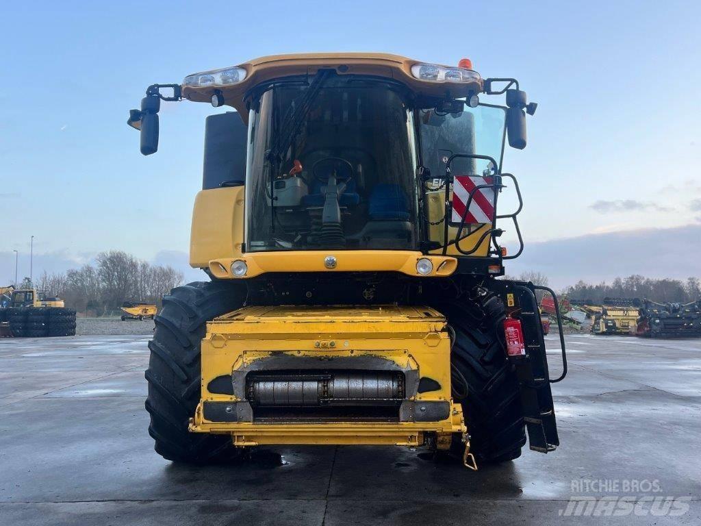 New Holland CR 9080 Combine Harvesters