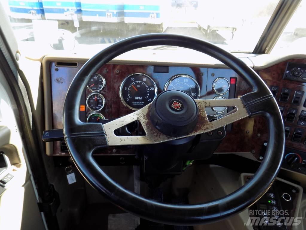 International 9200 i Conventional Trucks / Tractor Trucks
