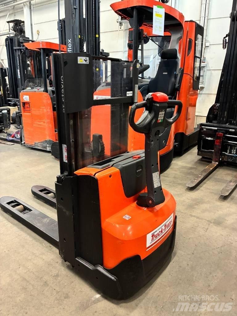 Toyota SWE120L Pedestrian stacker