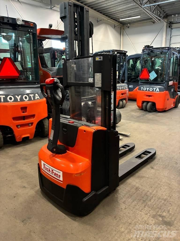 Toyota SWE120L Pedestrian stacker