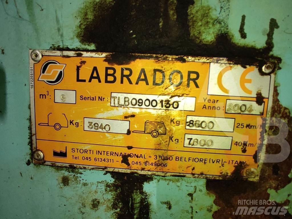  Labrador MT90 Mixer feeders