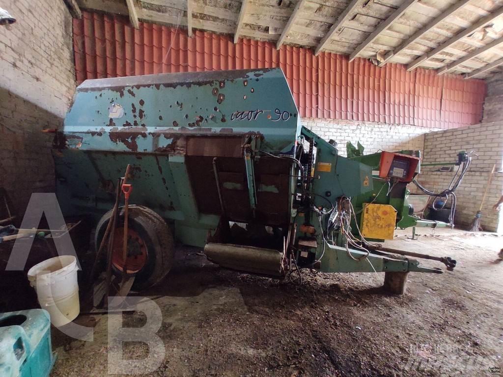  Labrador MT90 Mixer feeders