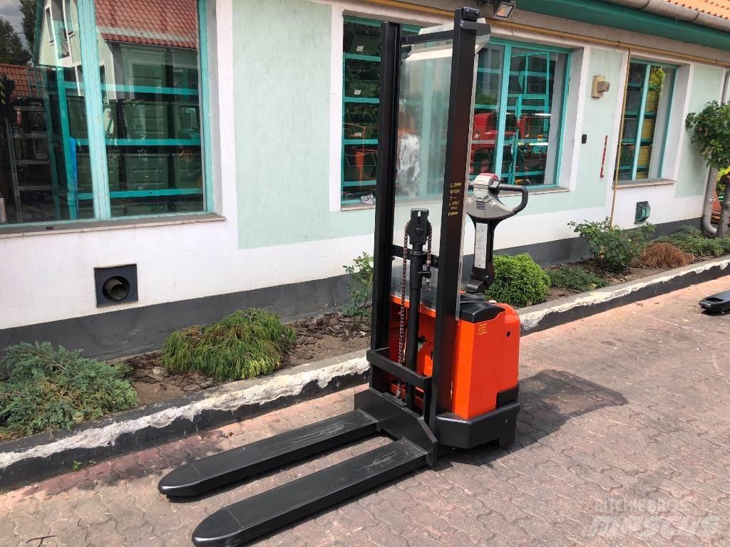 BT S10 V-3267 Manual Pallet Stacker