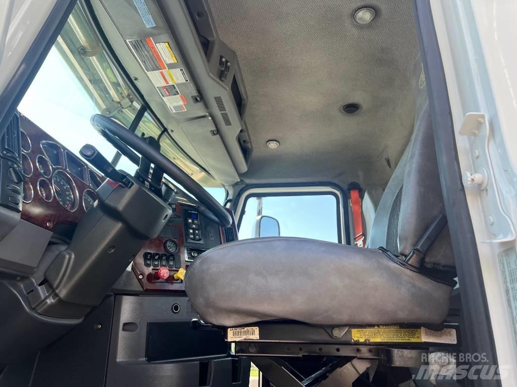 Mack CXU 613 Conventional Trucks / Tractor Trucks